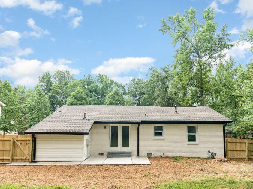 6557 Covecreek Drive, Charlotte, NC 28215.  MLS# CAR4277959, YatesRealty ID 27567. 