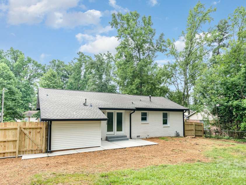 6557 Covecreek Drive, Charlotte, NC 28215.  MLS# CAR4277959, YatesRealty ID 27567. 