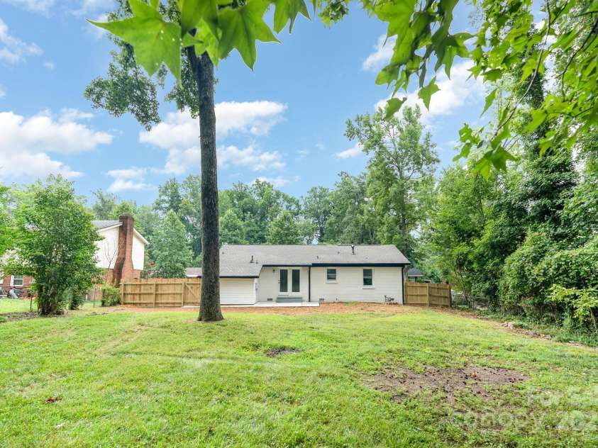 6557 Covecreek Drive, Charlotte, NC 28215.  MLS# CAR4277959, YatesRealty ID 27567. 