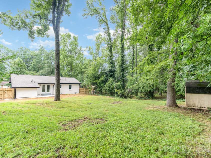 6557 Covecreek Drive, Charlotte, NC 28215.  MLS# CAR4277959, YatesRealty ID 27567. 