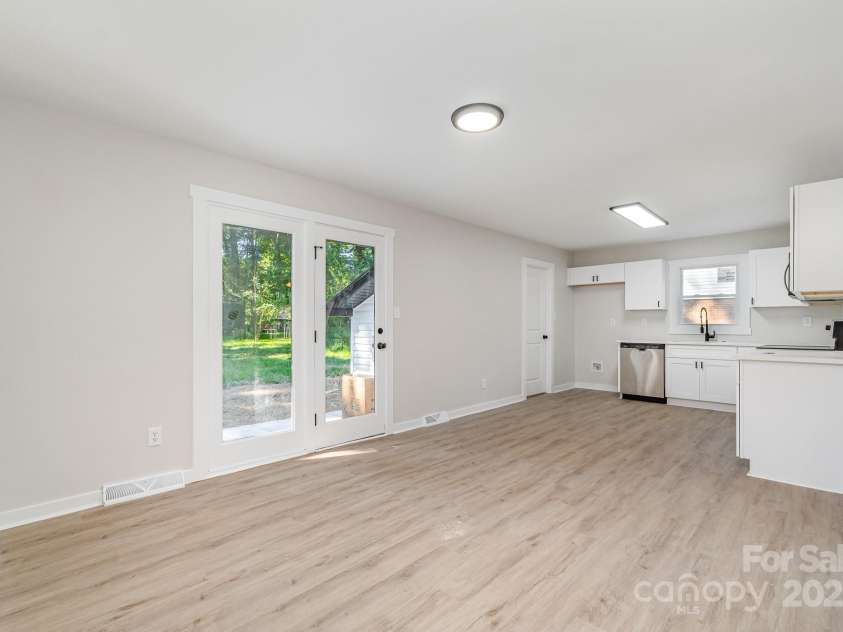 6557 Covecreek Drive, Charlotte, NC 28215.  MLS# CAR4277959, YatesRealty ID 27567. Dining Room