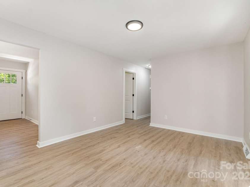 6557 Covecreek Drive, Charlotte, NC 28215.  MLS# CAR4277959, YatesRealty ID 27567. Dining Room