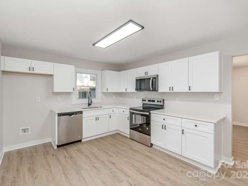 6557 Covecreek Drive, Charlotte, NC 28215.  MLS# CAR4277959, YatesRealty ID 27567. Full Renovated Kitchen