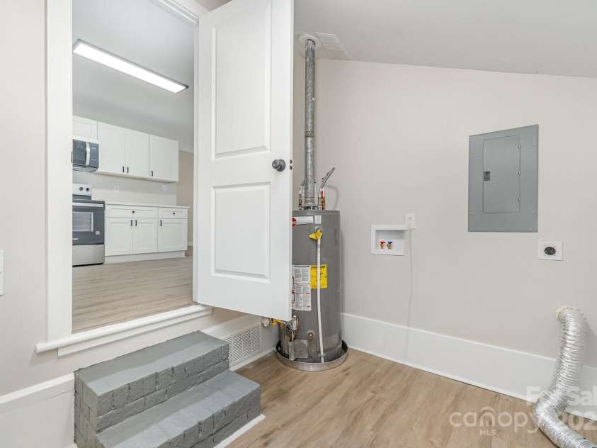 6557 Covecreek Drive, Charlotte, NC 28215.  MLS# CAR4277959, YatesRealty ID 27567. Laundry/ Mud room