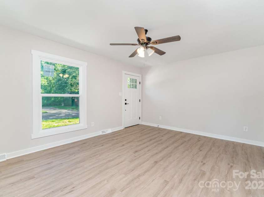 6557 Covecreek Drive, Charlotte, NC 28215.  MLS# CAR4277959, YatesRealty ID 27567. Living Room