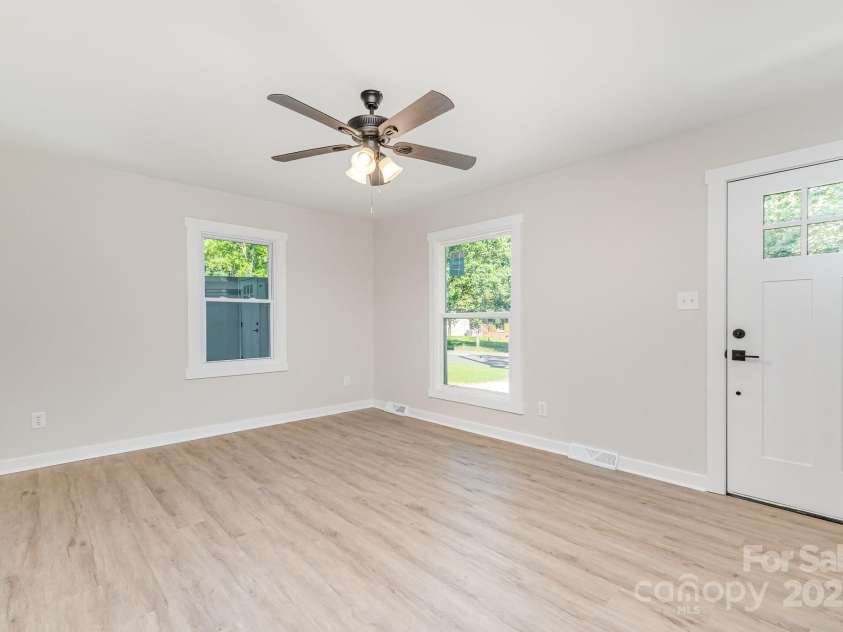 6557 Covecreek Drive, Charlotte, NC 28215.  MLS# CAR4277959, YatesRealty ID 27567. Living Room