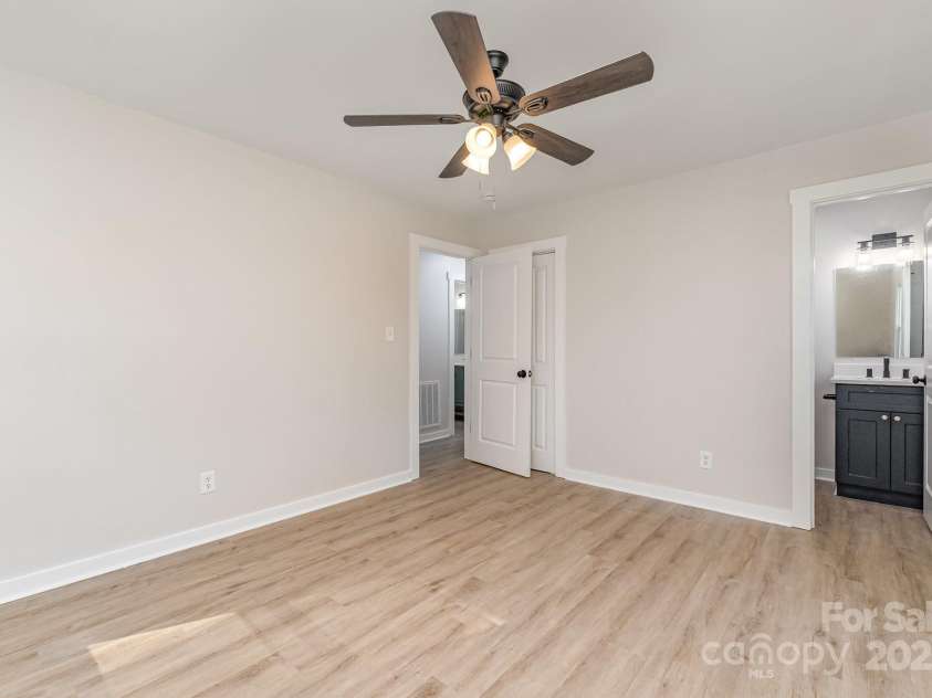 6557 Covecreek Drive, Charlotte, NC 28215.  MLS# CAR4277959, YatesRealty ID 27567. Primary Bedroom