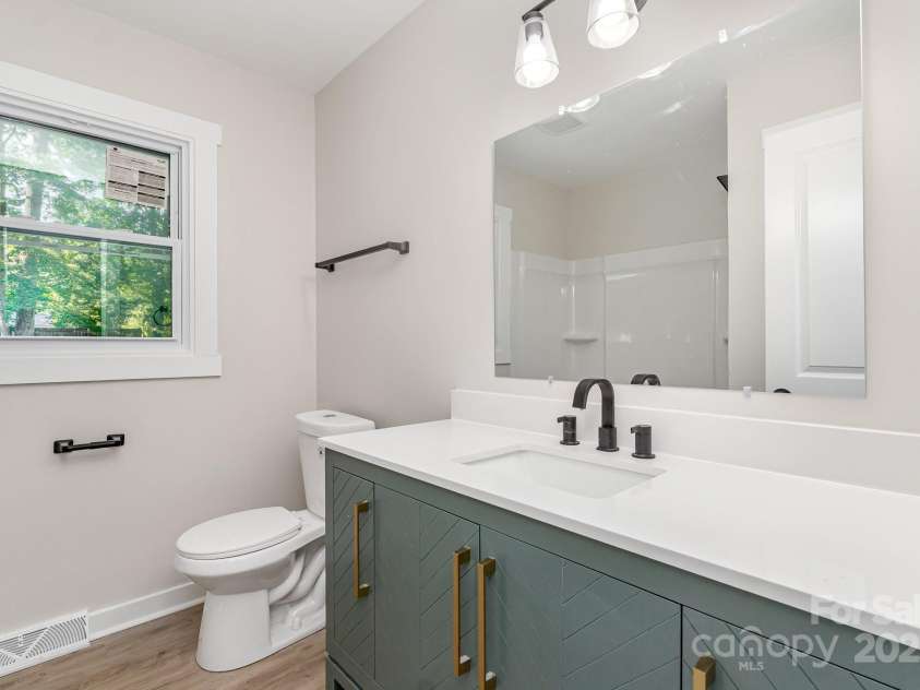 6557 Covecreek Drive, Charlotte, NC 28215.  MLS# CAR4277959, YatesRealty ID 27567. Second Bathroom