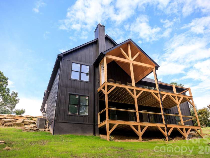 113 Perry Place, Hendersonville, NC 28739.  MLS# CAR4388240, YatesRealty ID 27569. 