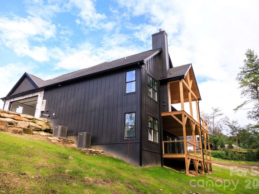 113 Perry Place, Hendersonville, NC 28739.  MLS# CAR4388240, YatesRealty ID 27569. 