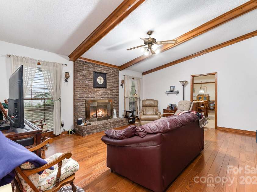 10004 Snowflake Court, Charlotte, NC 28215.  MLS# CAR4282523, YatesRealty ID 27570. Den/living room