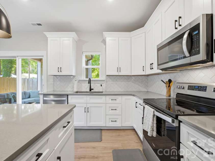831 Mcarthur Avenue, Charlotte, NC 28206.  MLS# CAR4383179, YatesRealty ID 27576. 
