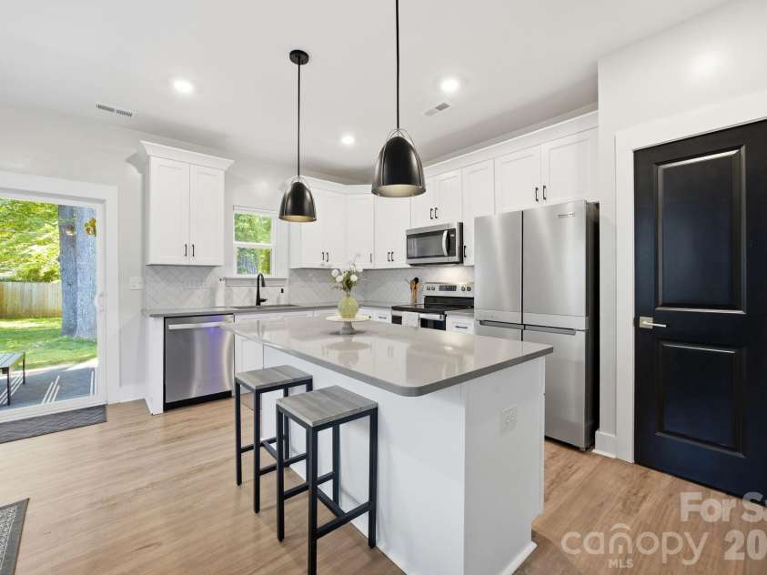 831 Mcarthur Avenue, Charlotte, NC 28206.  MLS# CAR4383179, YatesRealty ID 27576. 