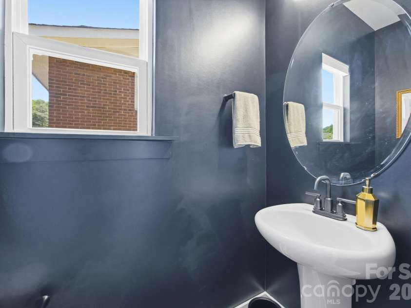 831 Mcarthur Avenue, Charlotte, NC 28206.  MLS# CAR4383179, YatesRealty ID 27576. 
