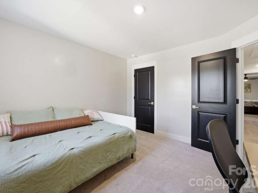 831 Mcarthur Avenue, Charlotte, NC 28206.  MLS# CAR4383179, YatesRealty ID 27576. 