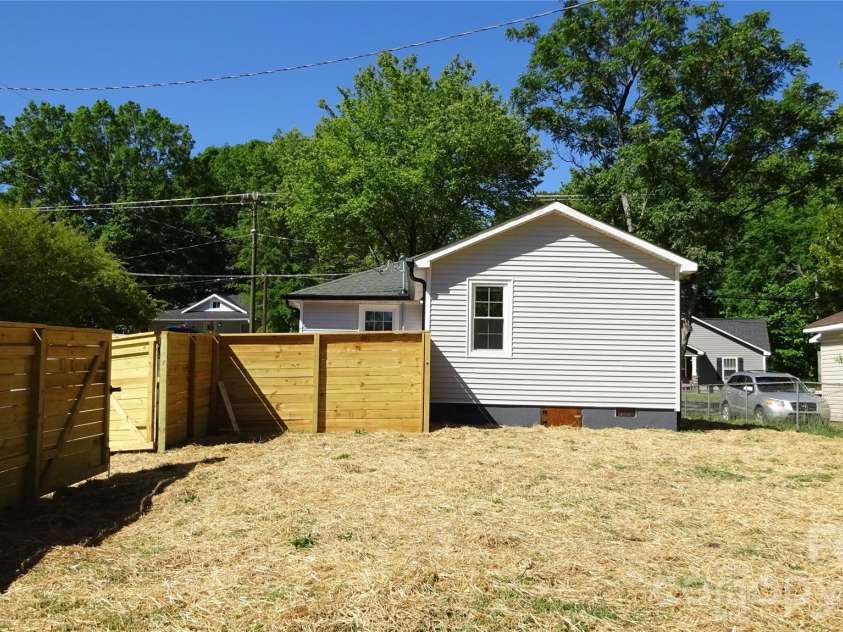 500 Broad Street, Kannapolis, NC 28081.  MLS# CAR4380077, YatesRealty ID 27577. 