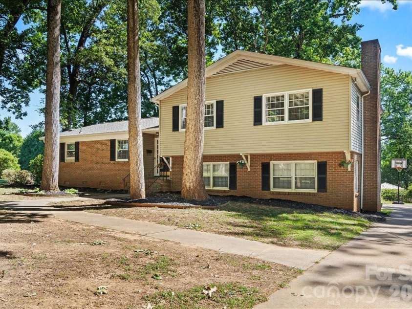 2010 Saratoga Drive, Gastonia, NC 28056.  MLS# CAR4377460, YatesRealty ID 27583. 