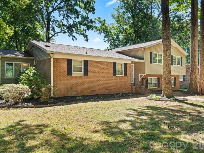 2010 Saratoga Drive, Gastonia, NC 28056.  MLS# CAR4377460, YatesRealty ID 27583. 