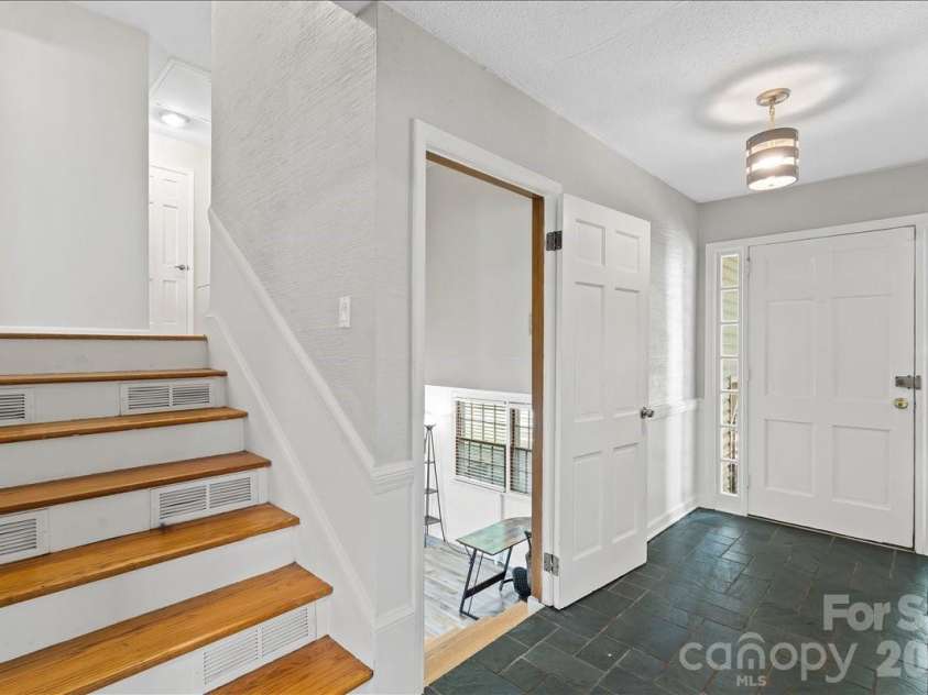 2010 Saratoga Drive, Gastonia, NC 28056.  MLS# CAR4377460, YatesRealty ID 27583. 