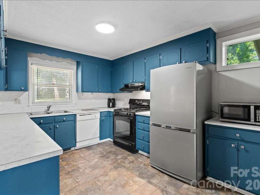 2010 Saratoga Drive, Gastonia, NC 28056.  MLS# CAR4377460, YatesRealty ID 27583. 