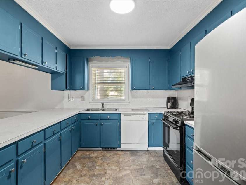 2010 Saratoga Drive, Gastonia, NC 28056.  MLS# CAR4377460, YatesRealty ID 27583. 