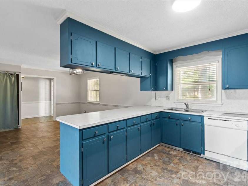 2010 Saratoga Drive, Gastonia, NC 28056.  MLS# CAR4377460, YatesRealty ID 27583. 