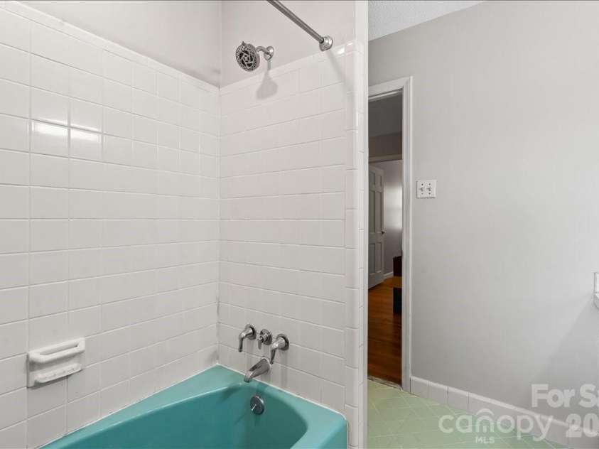 2010 Saratoga Drive, Gastonia, NC 28056.  MLS# CAR4377460, YatesRealty ID 27583. 