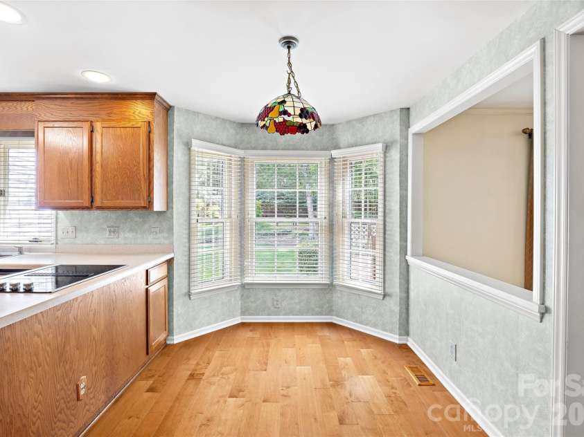 5636 Ivygate Lane, Charlotte, NC 28226.  MLS# CAR4372692, YatesRealty ID 27584. Breakfast Room