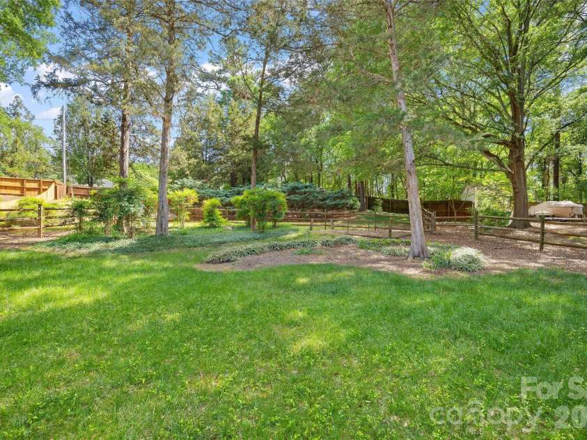 5636 Ivygate Lane, Charlotte, NC 28226.  MLS# CAR4372692, YatesRealty ID 27584. Fabulous backyard