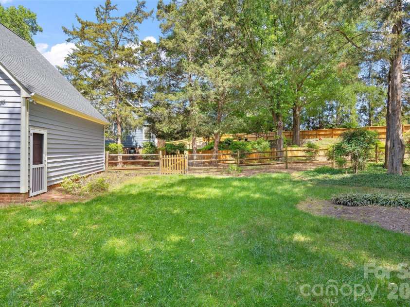 5636 Ivygate Lane, Charlotte, NC 28226.  MLS# CAR4372692, YatesRealty ID 27584. Fenced backyard