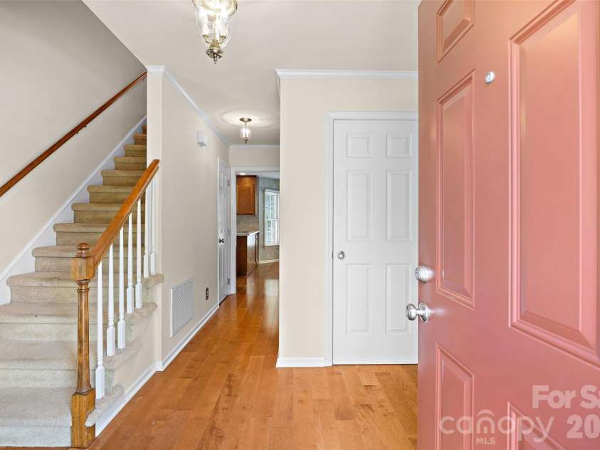 5636 Ivygate Lane, Charlotte, NC 28226.  MLS# CAR4372692, YatesRealty ID 27584. Foyer