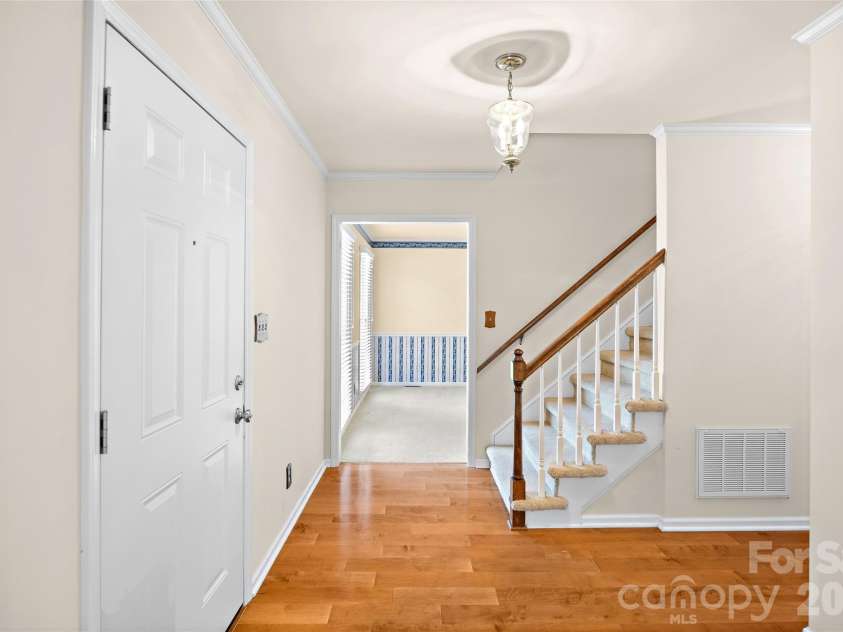 5636 Ivygate Lane, Charlotte, NC 28226.  MLS# CAR4372692, YatesRealty ID 27584. Foyer