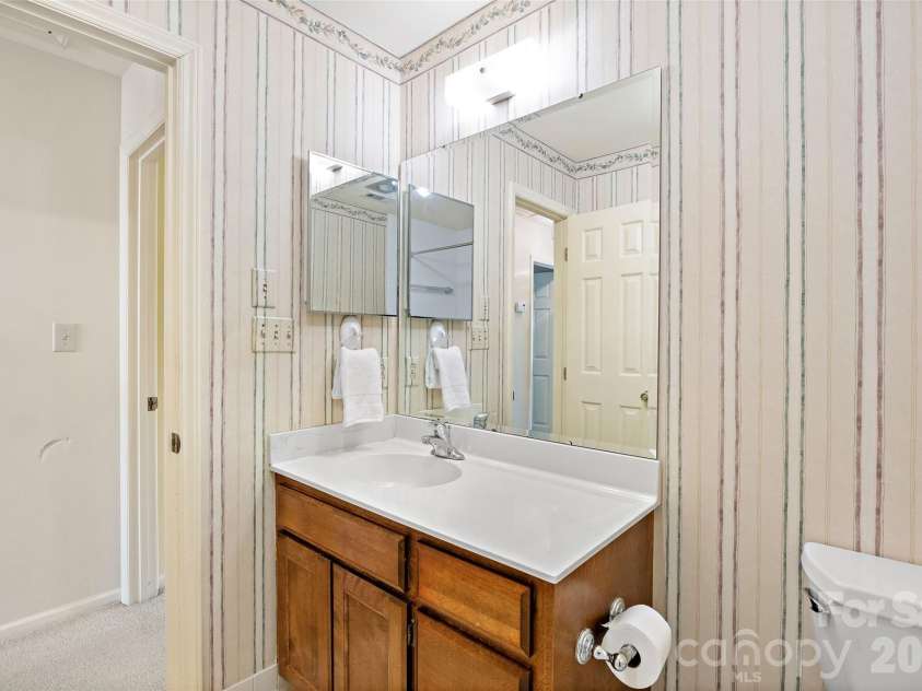 5636 Ivygate Lane, Charlotte, NC 28226.  MLS# CAR4372692, YatesRealty ID 27584. Hall Bath