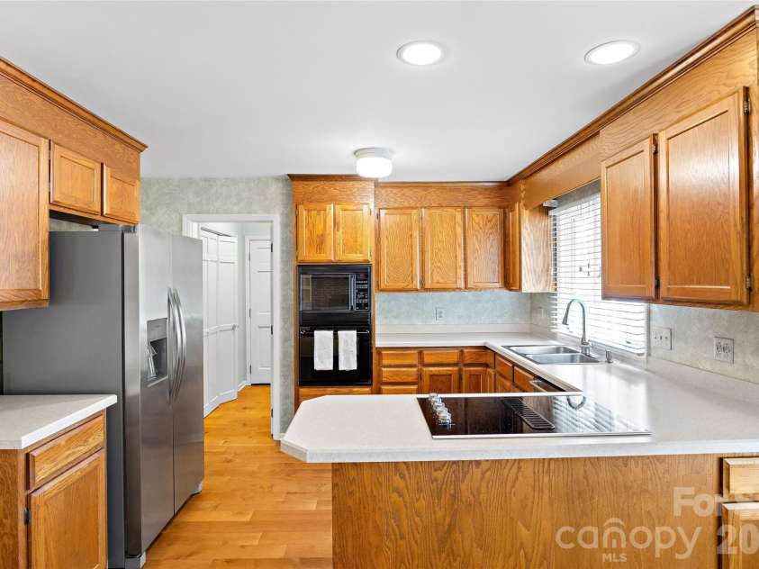5636 Ivygate Lane, Charlotte, NC 28226.  MLS# CAR4372692, YatesRealty ID 27584. Kitchen