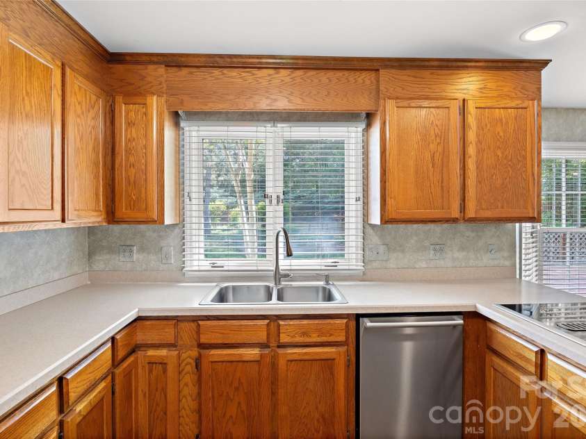 5636 Ivygate Lane, Charlotte, NC 28226.  MLS# CAR4372692, YatesRealty ID 27584. Kitchen