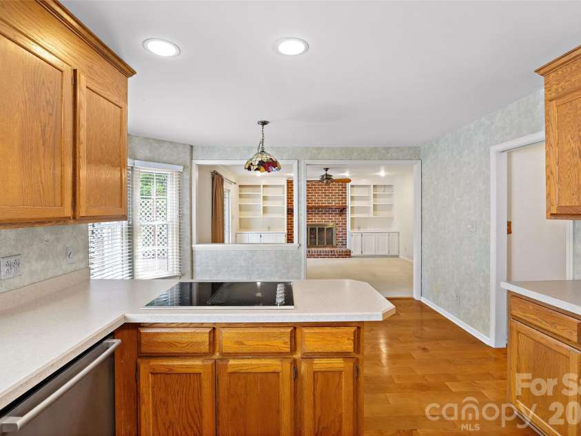 5636 Ivygate Lane, Charlotte, NC 28226.  MLS# CAR4372692, YatesRealty ID 27584. Kitchen