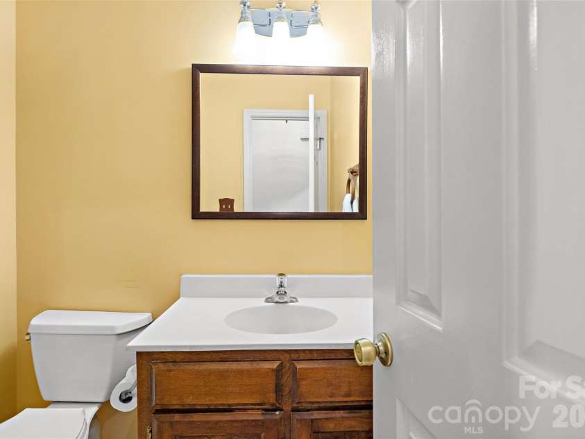 5636 Ivygate Lane, Charlotte, NC 28226.  MLS# CAR4372692, YatesRealty ID 27584. Main level Powder Room
