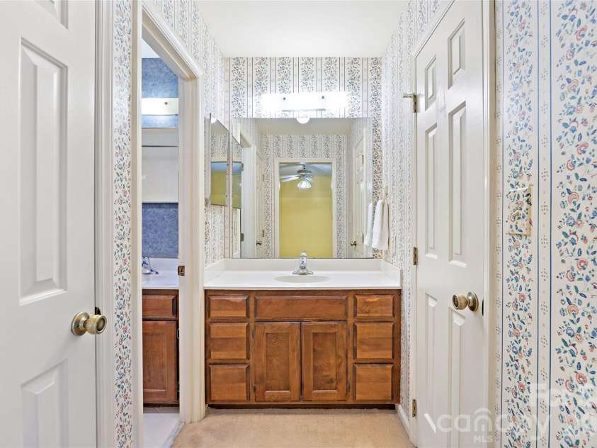5636 Ivygate Lane, Charlotte, NC 28226.  MLS# CAR4372692, YatesRealty ID 27584. Primary Bath