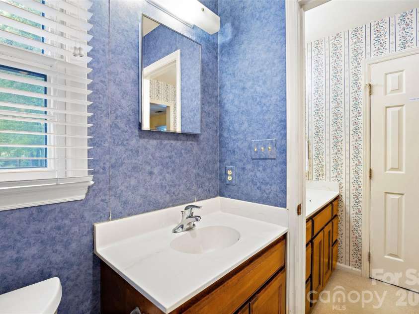 5636 Ivygate Lane, Charlotte, NC 28226.  MLS# CAR4372692, YatesRealty ID 27584. Primary Bath