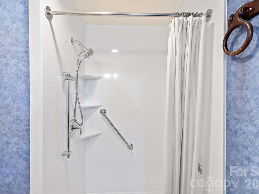 5636 Ivygate Lane, Charlotte, NC 28226.  MLS# CAR4372692, YatesRealty ID 27584. Primary Bathroom shower