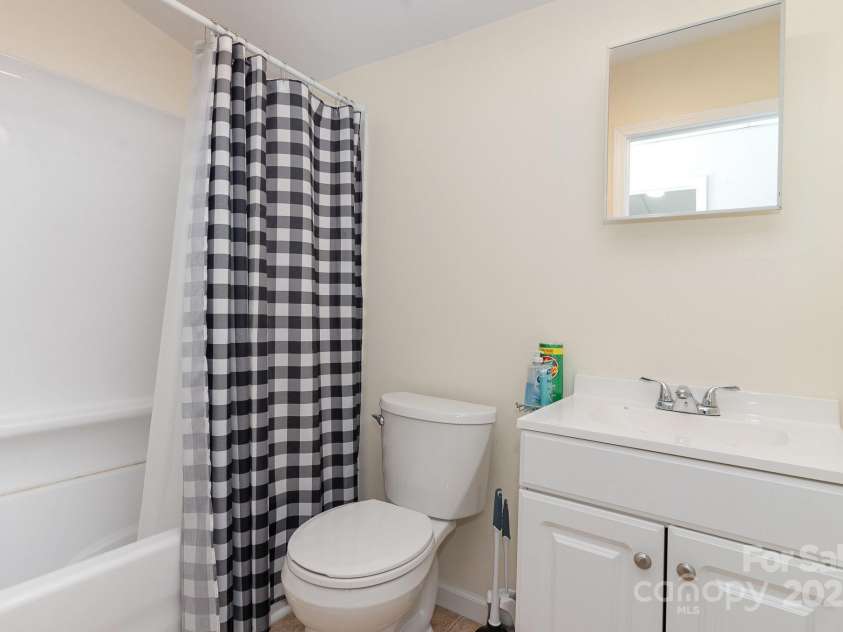 1776 Walter Bowen Road, Henderson, NC 27537.  MLS# CAR4284567, YatesRealty ID 27585. 