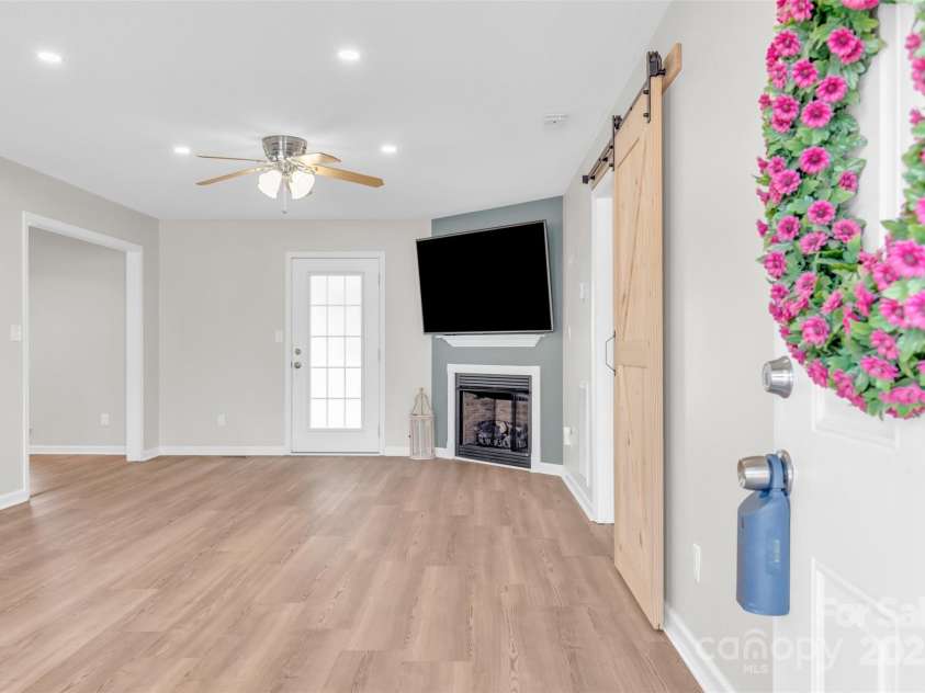 330 Split Oak Lane, Inman, SC 29349.  MLS# CAR4284558, YatesRealty ID 27586. 