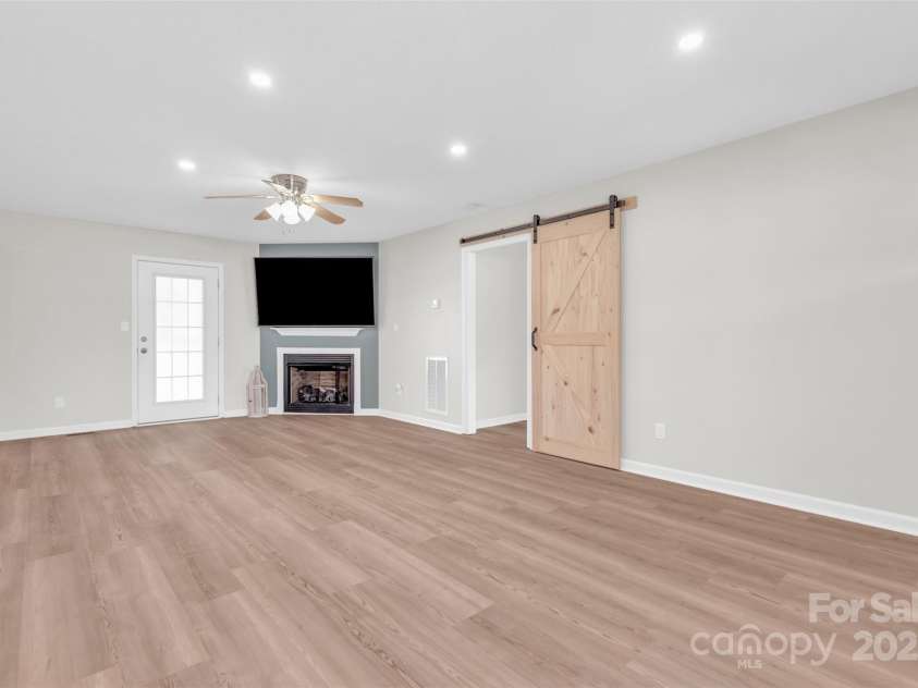 330 Split Oak Lane, Inman, SC 29349.  MLS# CAR4284558, YatesRealty ID 27586. 