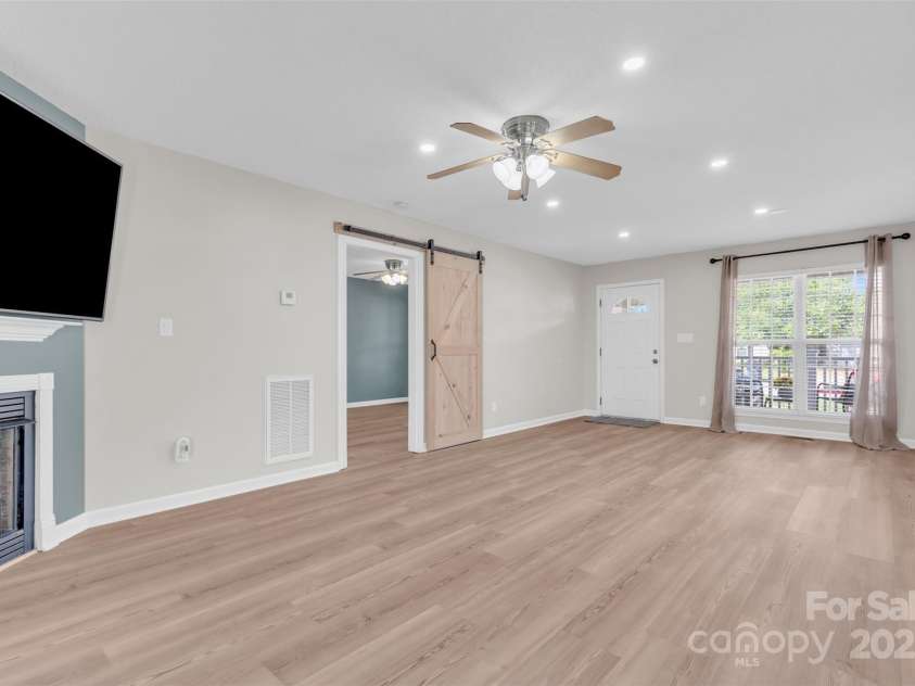 330 Split Oak Lane, Inman, SC 29349.  MLS# CAR4284558, YatesRealty ID 27586. 