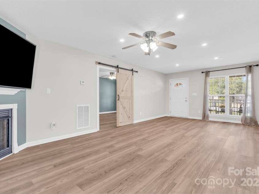 330 Split Oak Lane, Inman, SC 29349.  MLS# CAR4284558, YatesRealty ID 27586. 