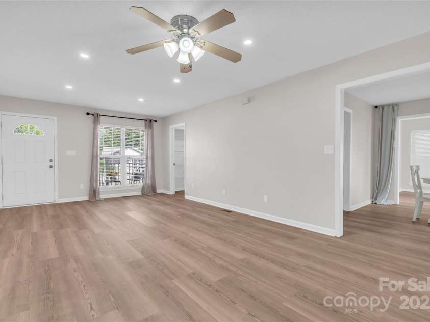 330 Split Oak Lane, Inman, SC 29349.  MLS# CAR4284558, YatesRealty ID 27586. 