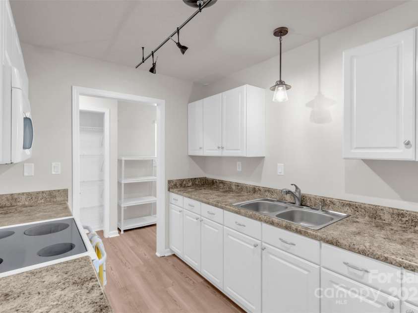 330 Split Oak Lane, Inman, SC 29349.  MLS# CAR4284558, YatesRealty ID 27586. 