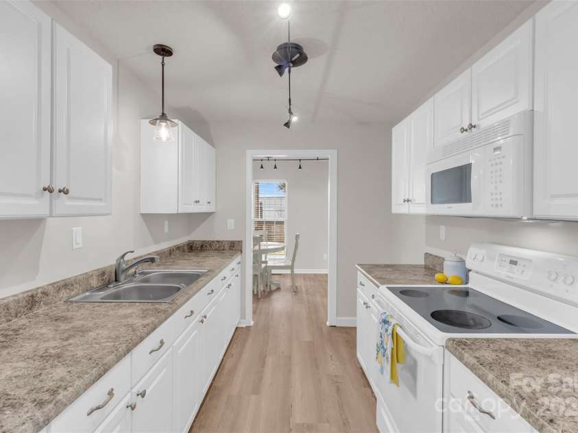 330 Split Oak Lane, Inman, SC 29349.  MLS# CAR4284558, YatesRealty ID 27586. 