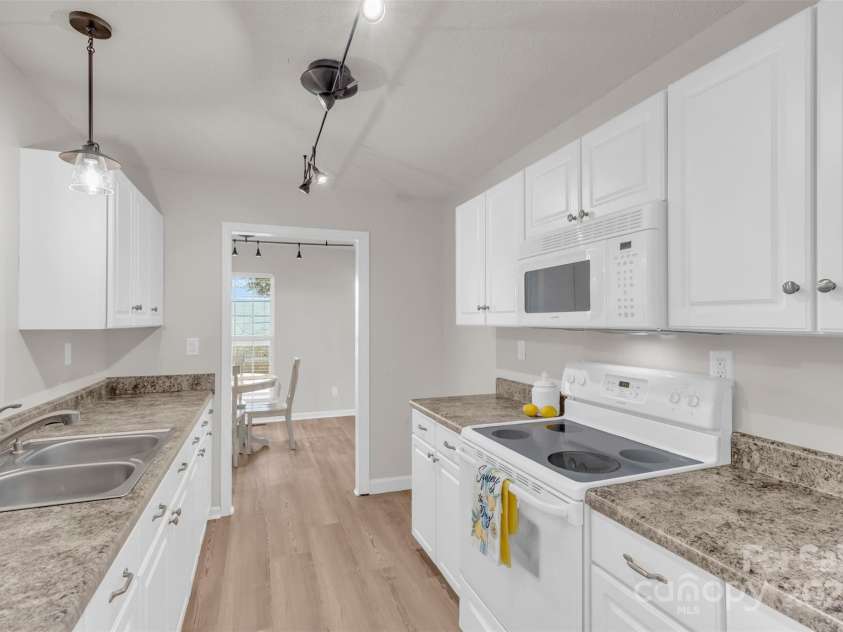 330 Split Oak Lane, Inman, SC 29349.  MLS# CAR4284558, YatesRealty ID 27586. 