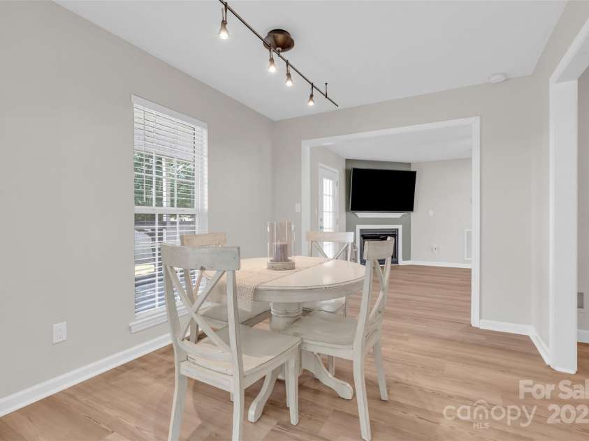 330 Split Oak Lane, Inman, SC 29349.  MLS# CAR4284558, YatesRealty ID 27586. 